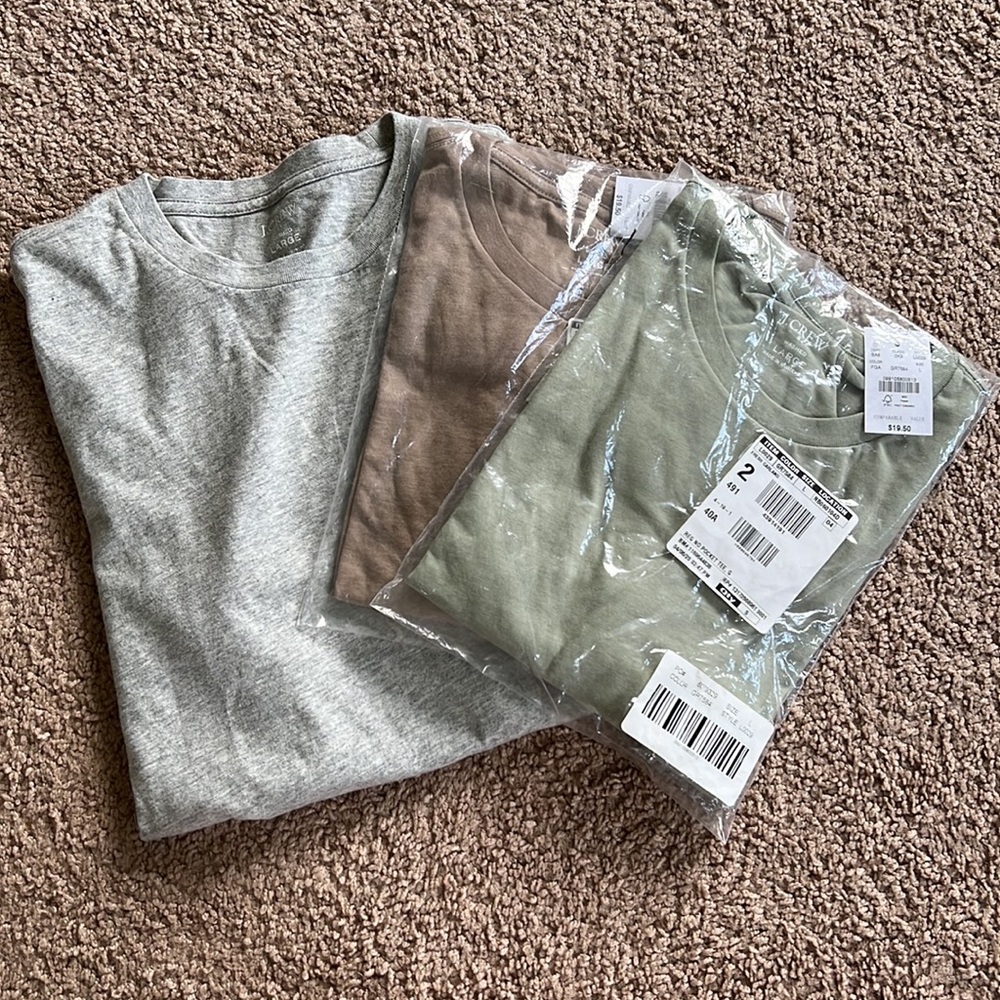 **3** J. Crew t-shirt - L